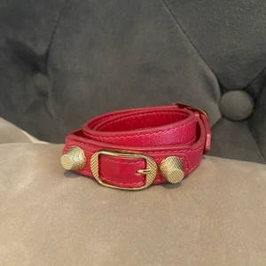 Balenciaga armband  - Säljer ett as coolt armband som är från balenciaga då den inte kommer till användning:( har tyvärr ingen dustbag etc💞💞 köpte ifrån Vestaire collective 