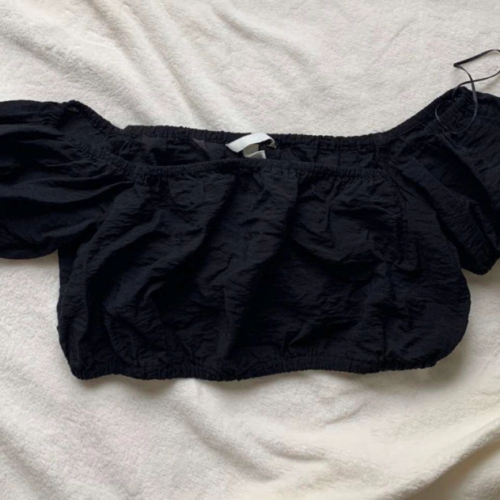 Magtröja i svart, bra kvalitet, använd 1 gång och köpt från H&M. . Toppar.