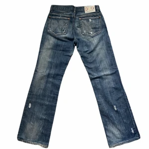 snyggaste y2k dolce & gabbana jeans - såååå snygga lågmidjade jeans från dolce & gabbana, bra skick förutom att en knapp är borta vid gylf, men märks inte när väl är på. samt att översta knappen är lös men inte när de väl är knäppt. Skriv privat för mått/fler bilder. Köparen står för frakt! ❤️