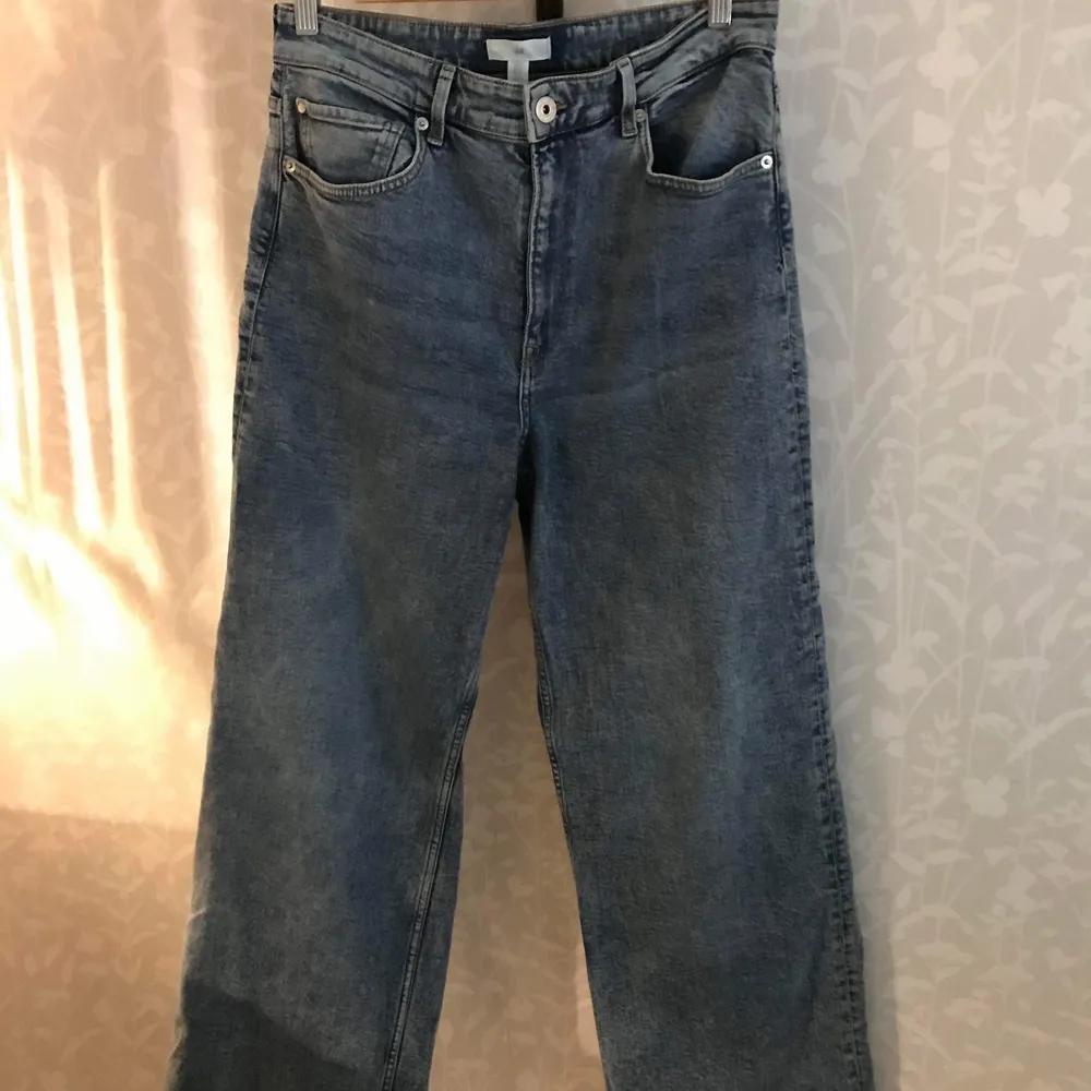 Ett par nya H&M jeans, vida, storlek 42, urtvättad blå kulör, köpets på rean, köpte fel storlek. Mycket gott skick.. Jeans & Byxor.