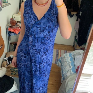 Maxiklänning💙 - Fint skick, längd: 135cm, frakten kostar 57kr inte 49kr☺️