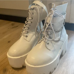 Vita platåskor - Storlek 38/39 // FRAKTEN INGÅR I PRISET!