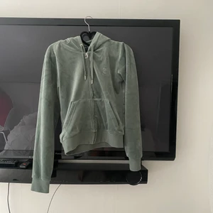 Juicy couture kofta - Säljer min kofta som är använd 2 ggr i storlek s, finns byxor till men det är budgivning på dom just nu. 