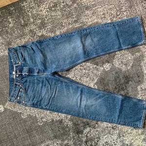 Jeans från Weekday, modell Space Storlek: 28/30 Cond: 9/10 - Använda 2-3 gånger.   Använt Grailed i flera år, för referenser: https://grailed.app.link/viyXN6V3Fmb. Finns i Stockholm, alt. spårbar frakt