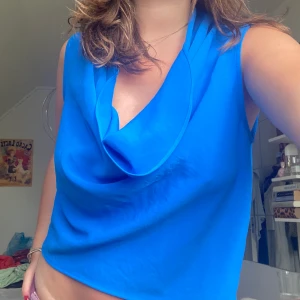 Topp från Zara - Helt oanvänd blå topp från zara. Storlek L men otroligt liten i storleken. Är hyfsad liten på mig som vanligtvis har S/M eller 38