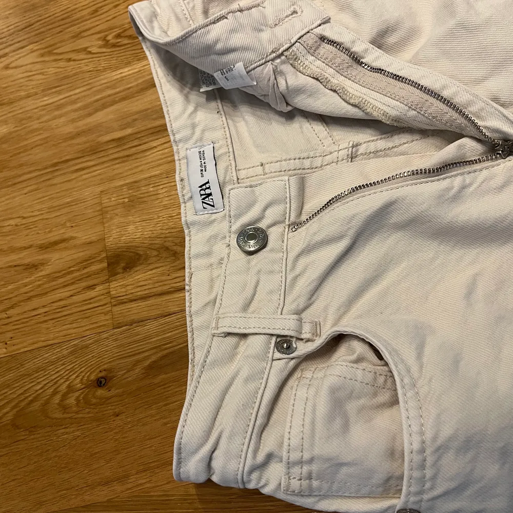 Fina jeans från zara i storlek 36, säljer endast pga att jag köpte dom i Spanien och de tyvärr är för små. Jättefin ljus/beige färg och väldigt skönt material. Frakt tillkommer . Farkut & Housut.