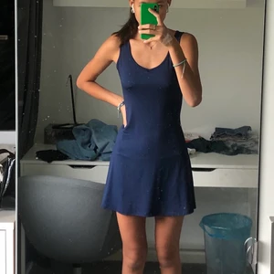 Klänning - Basis blå klänning i bääääästa materialet, sjukt skön. Säljer då den inte kommer till mycket användning, sparsamt använd därmed nyskick.