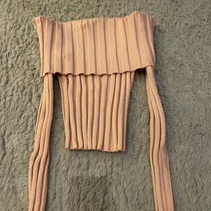 Rosa stickad tjocktröja, strl: S - Nyligen köpt, passar inte mig längre. Är i nyskick. Knappt använd.