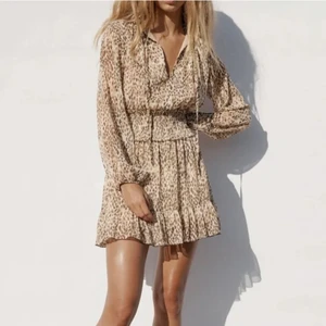 Zara klänning  - Slutsåld zara klänning, helt oanvänd. Nypris 400