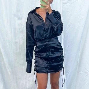 Supersnygg satin klänning från gina!  - Väldigt bra skick och snygg passform, perfekt för utgång! 