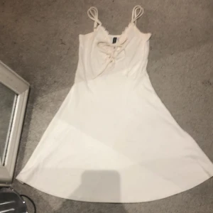 Klänning! - Vit klänning, köptes från h&m för länge sen, säljer för den kommer inte till användning längre. Används rätt så mycket gånger.