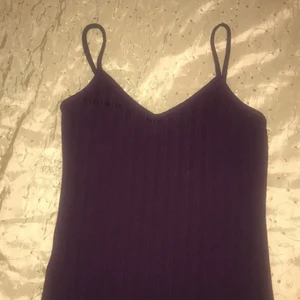 Klänning - En fin figurnära klänning i strl xs, från Bikbok. Oanvänd.