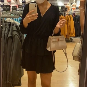 Klänning - Jättefin och söt volangklänning, älskar denna klänning så mkt men den är tyvärr för liten. Använd kanske 4 gånger och är ej trasig helt ny. Köpt för 700kr  Denna klänning passar alla tillfällen