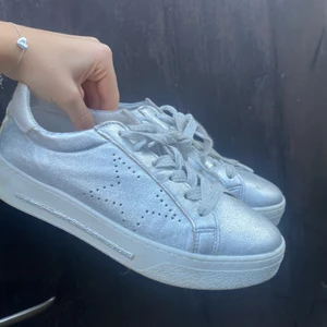 Silver skor - Intressekoll på dessa snygga silvriga skor!! Använda fåtal gånger så de är i nyskick🙌🏻 Säljer inte under 350kr