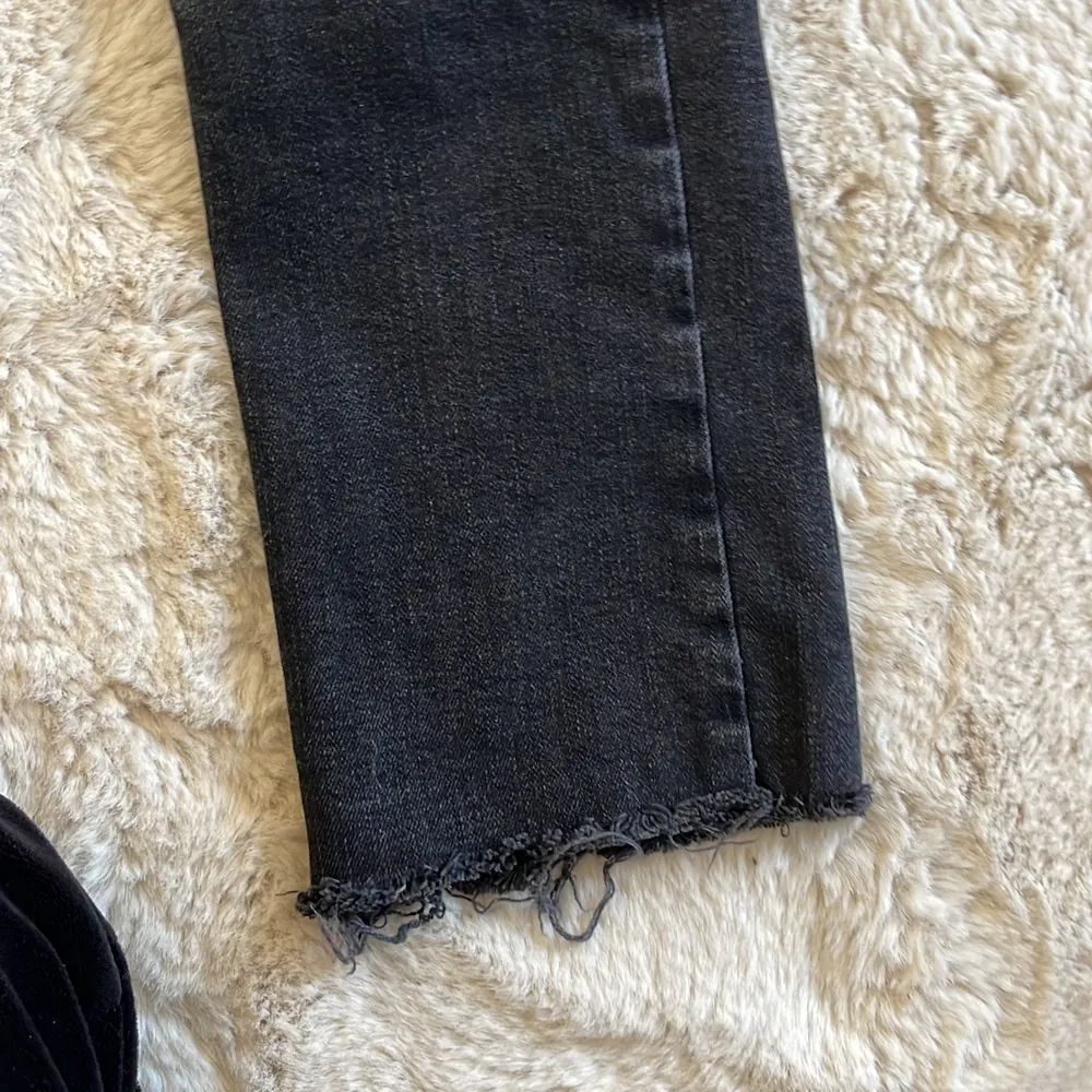Zara jeans i gråsvart, storlek 32. Jeans & Byxor.