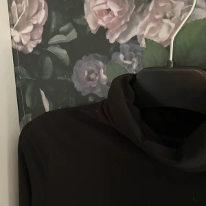 Polotröja - En superfin svart polotröja. Oklart vilket märke och storlek den har, skriv för mer information💕Passar mig som har storlek S-M. 30 kr + frakt💕