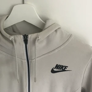 Vintage Nile tröja  - Bege Nike tröja/hoddie med luva och två fickor i strl L. (Färgen syns bäst i bild 3) Jag brukar ha strl s/m i vanliga fall så denna tröja sitter lite oversized på mig vilket man kan ha om man vill.🤍 Den är köpt secondhand för ca två år sedan och är i ett fint skick. Hör gärna av dig om du har frågor, det är bara att skriva i kommentarerna eller privat 💕💕 om det är många som vill köpa blir det kanske budgivning🤝🏻