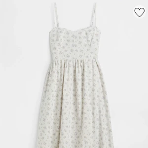 Klänning i linmix - Jättefin och söt klänning i offwhite linmix! Är helt kär i tyget 🥰 Har underkjol så inte genomskinlig alls, justerbara axelband. Fint skick!