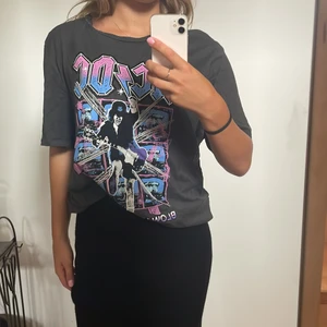 AC-DC t-shirt  - Mörkgrå t-shirt med fräckt ACDC tryck  Använd 2 gånger