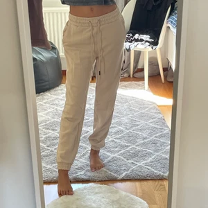 Mjukis/mjukisbyxor - Beige mjukisbyxor. Lågmidjeade❤️❤️ Köparen står för frakten!