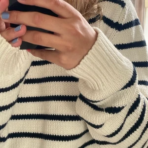 Randig stickad tröja - Randig stickad tröja från zara. Knappt använd