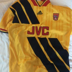 Arsenal borta tröja 94 limited edition - Köpte denna tröja för 1100 i vintras, använd kanske 2 gånger. den är en Medium.