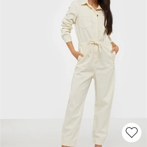 Jumpsuit - Vit jumpsuit från Only. Storlek 34/32. Oanvänd med prislappar kvar.