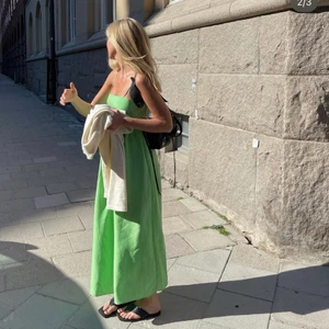 Grön randig zara klänning  - Grön randig klänning ifrån zara. Stl S. Superfint skick. Köparen står för frakten. Priset kan diskuteras 