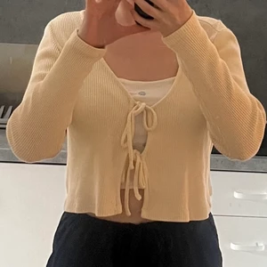 Monki kofta - Färgen är mellan bild 1 och 2, lite svårt att fånga upp den