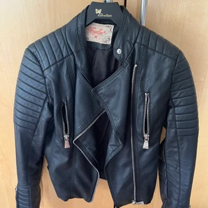 Jacka från chiqelle stl 38 - Skinnjacka från chiqelle i nyskick. Strl 38.