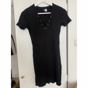  Klänning HM  - Svart t-shirt klänning från HM i storlek 36 