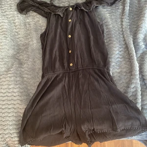 En svart jumpsuit - En svart jumpsuit från Kappahl i storlek 170. Nästan aldrig användt 🏆