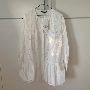 VIT KLÄNNING  - Såå fin klänning från ZARA! har aldrig kommit till användning… storlek: M ⚡️ Pris diskuteras