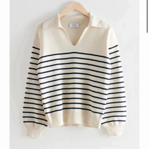 Stickad tröja - Superfin och somrig stickad tröja från & other stories. Kostar i butik 700. Säljer för 400 kr.  Köpte den second hand här på Plick men passade tyvärr inte mig, så hoppas på att någon annan kan ge den kärlek!  Fint skick! 