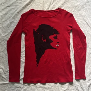 vintage tröja med tryck - super snygg tröja med tryck, märke och storlek okänt då lapp är bort klippt. Har minimalt lagat hål vid övre rygg men märks inte på. Storleken passar en XS eller en S. Köparen står för frakt ❤️