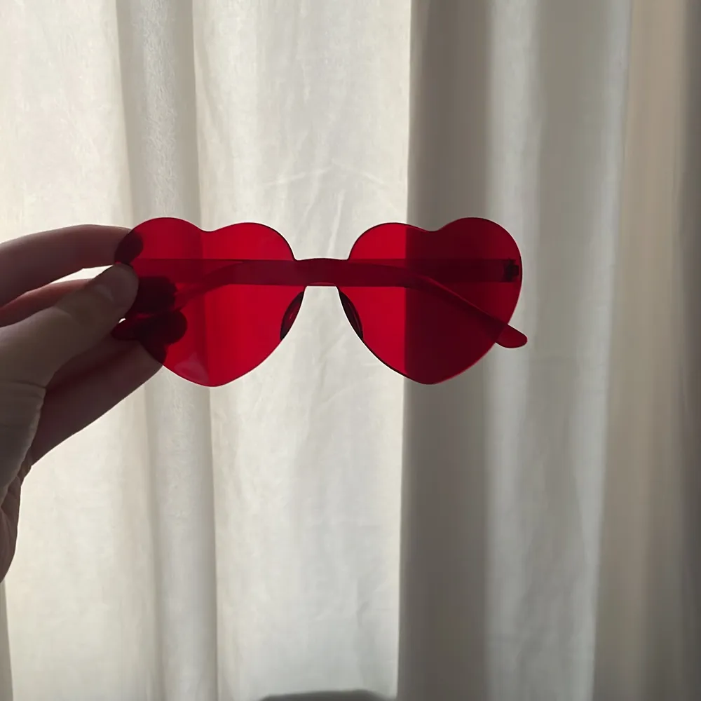 Röda fina hjärtglasögon som inte används, köpte dem på grund av att dem hade Harry Styles tema. Frakt, 13 kr. Accessoarer.