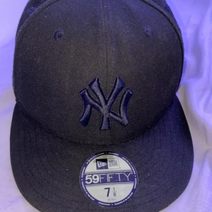 svart 59FIFTY New era keps storlek 56.8cm/7 1/8 - Svarta new era keps storlek 56.8, använd och lite smutsig men inga skador