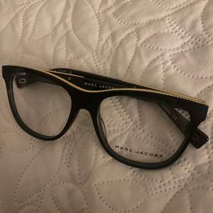 Jag köpte domhär glasögonen för ungefär 2 månader sedan och dom är i princip nya då jag endast haft på mig dom 2 gånger. Jag köpte dem för 2000kr.  