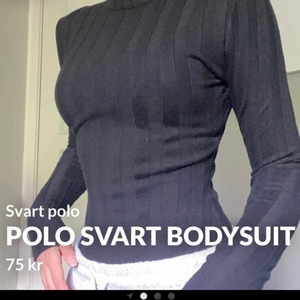 Svart polo bodysuit - Svart ribbad polo bodysuit. Sitter tight över hela kroppen. Storlek 36.  Använt många gånger men bra skick.