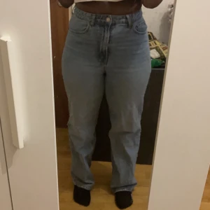 Blåa jeans  - Ljusblåa raka jeans från H&M, använda ett par gånger men de är använda i nytt skick. Fler bilder kan vissas vid intresse! Köparen står för frakten 
