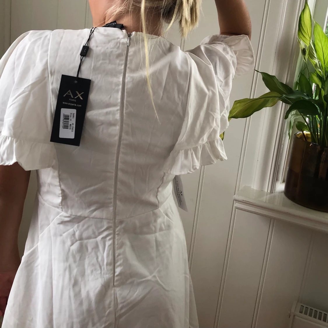 Vit klänning med volanger köpt från NLY stl M - 90