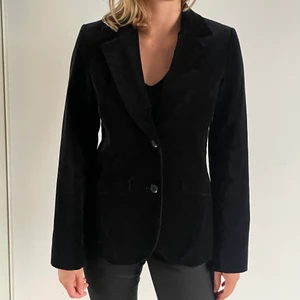 Velvet Kavaj - Svart kavaj i velvet. Mycket gott skick. Superfin till vardag och fest.💋✨ 