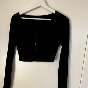Långärmad topp - Säljer då min svarta topp från bikbok i storlek XS men skulle mer säga att de är en S men de beror väll också på har man vill att den sitter. Helt okej skick! Skriv för mer bilder! 