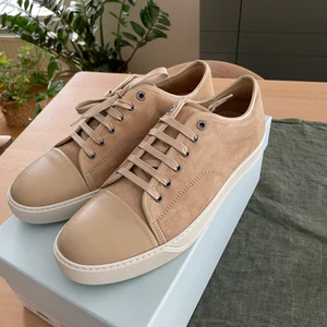 Helt nya Lanvin cap toe - Helt nya skor från lanvin i storlek 8 / eu43. Skorna har aldrig används och nypriset var 4000kr. Dustbags, extra skosnören ingår givetvis. 2500kr eller högstbudande. Skorna är stora i storleken. 