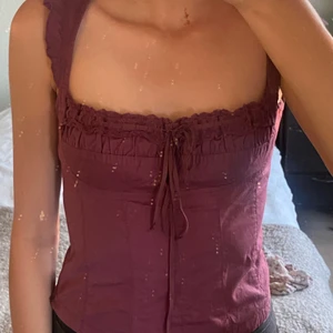 Vinröd/Oxblods MNG KORSETT TOPP - VINRÖD FÄRGAD TOPP,   SKICK: Bra skick,     PASSFORM: Modellen på bilden är 162 cm lång och brukar ha S-XS, toppen passar bra och kan även passa större storlekar då den går att spännas åt både håll    KAN DIREKTKÖPAS!  Fler bilder kan tas -> DM 