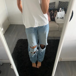 Jeans med hål i - Dessa jeans är ifrån Ginatricot och är använda ett fåtal gånger. Dom är i storlek 32 men passar även 34.💘