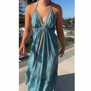 Långklänning - Sååå fin långklänning, köpt på en marknad i Spanien, storlek onesize (då klänningen har band så knyter man och väljer storlek själv!) Oanvänd och nyskick❤️  Hör av er för fler bilder eller vid frågor💕