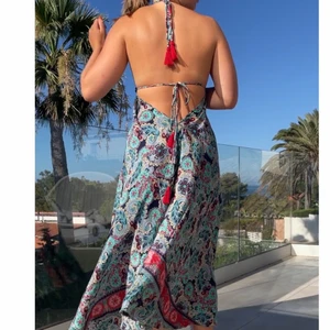 Långklänning - En sjukt fin sommarklänning, storlek onesize (då klänningen har band så knyter man och väljer storlek själv!) Oanvänd och nyskick!🫶🏽 Köpt på en marknad i Spanien!❤️❤️ Hör av er vid frågor/ fler bilder💕