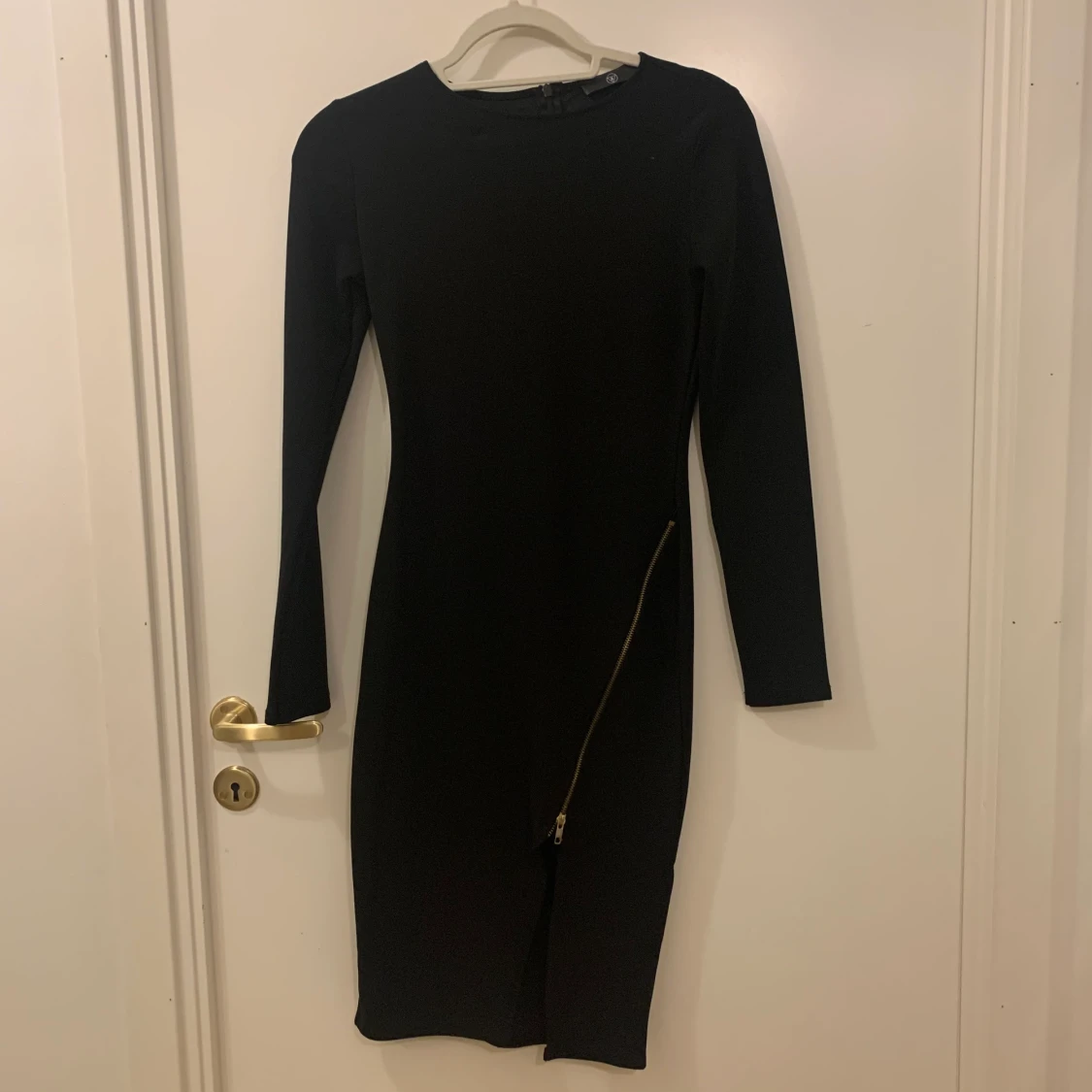 Svart klänning med guldkedja M