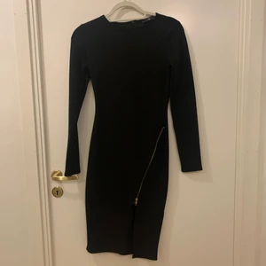 Svart klänning med guldkedja M - Svart klänning med guldkedja storlek M